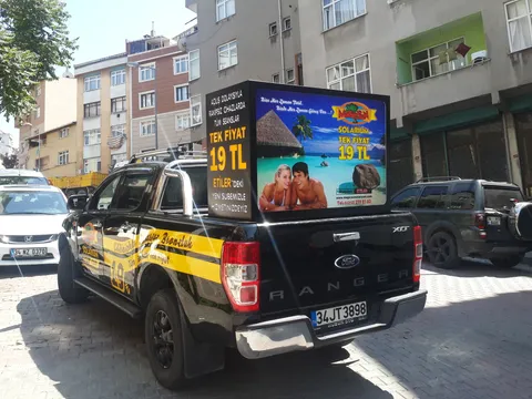 Magic Sun Solarium mobil reklam aracı - araç üstü dijital baskı reklam panosu, arka görünüm (A2 Reklam).