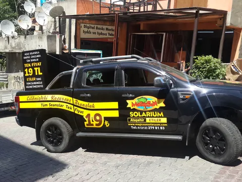 Magic Sun Solarium Ford Ranger tam araç giydirme - siyah/sarı folyo kaplama, yan profil görünüm.