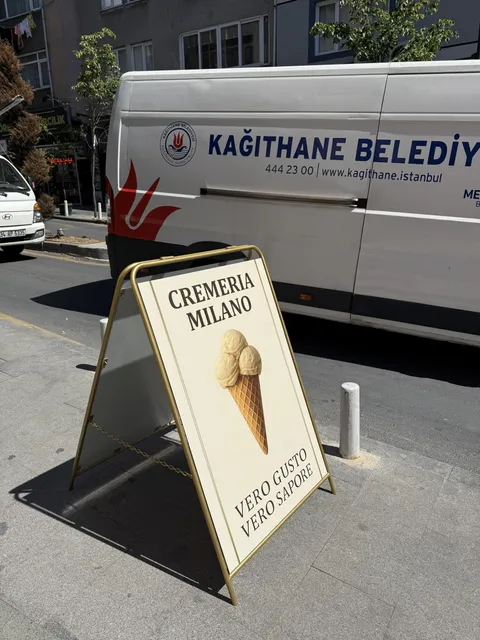A2 Reklam tarafından İstanbul'da üretilen ayaklı A pano uygulaması - örnek proje fotoğrafı.