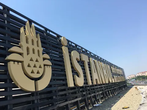 A2 Reklam tarafından İstanbul'da üretilen çatı tabelası uygulaması - örnek proje fotoğrafı.