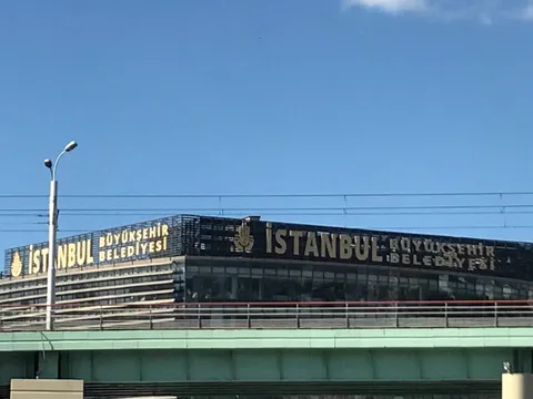 A2 Reklam tarafından İstanbul'da üretilen çatı tabelası uygulaması - örnek proje fotoğrafı.