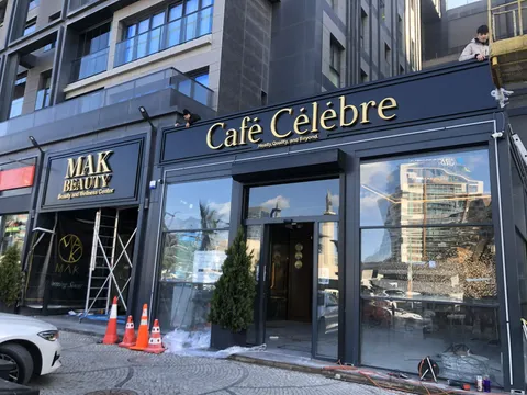 A2 Reklam tarafından İstanbul'da üretilen cephe tabela uygulaması - örnek proje fotoğrafı.
