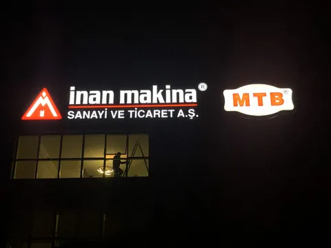 A2 Reklam tarafından İstanbul'da üretilen cephe tabela uygulaması - örnek proje fotoğrafı.