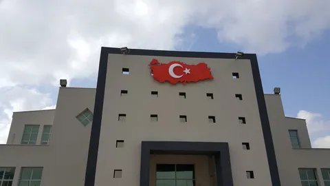 A2 Reklam tarafından İstanbul'da üretilen cephe tabela uygulaması - örnek proje fotoğrafı.