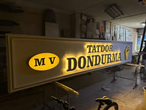 A2 Reklam tarafından İstanbul'da üretilen cephe tabela uygulaması - örnek proje fotoğrafı.