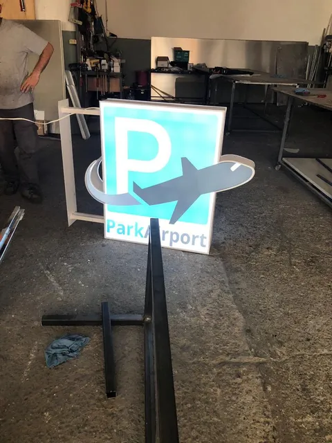 A2 Reklam tarafından İstanbul'da üretilen ışıksız tabelalar uygulaması - örnek proje fotoğrafı.