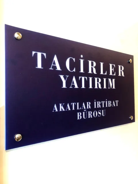 A2 Reklam tarafından İstanbul'da üretilen kapı isimlik uygulaması - örnek proje fotoğrafı.