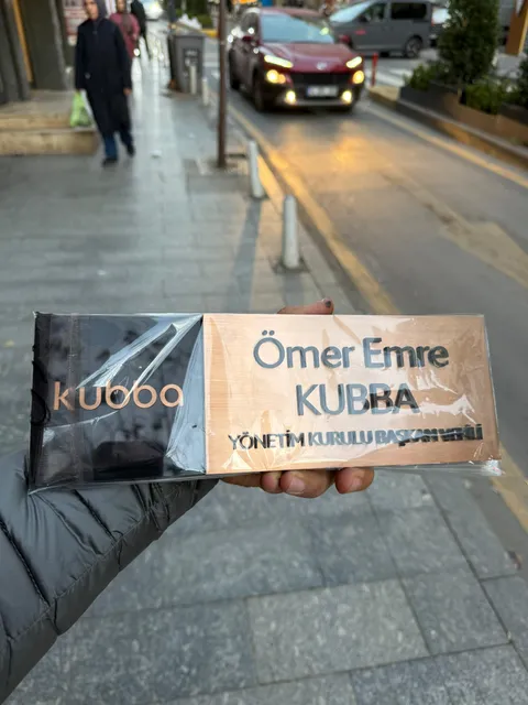 A2 Reklam tarafından İstanbul'da üretilen kapı isimlik uygulaması - örnek proje fotoğrafı.