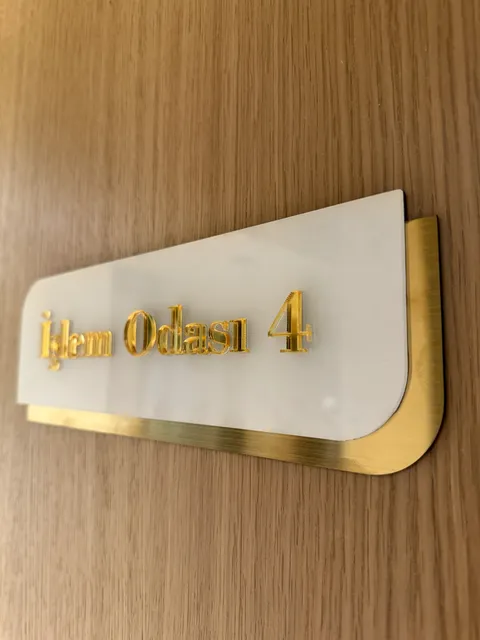 A2 Reklam tarafından İstanbul'da üretilen kapı isimlik uygulaması - örnek proje fotoğrafı.