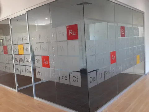 A2 Reklam tarafından İstanbul'da üretilen ofis kumlama folyoları uygulaması - örnek proje fotoğrafı.