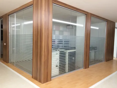 A2 Reklam tarafından İstanbul'da üretilen ofis kumlama folyoları uygulaması - örnek proje fotoğrafı.