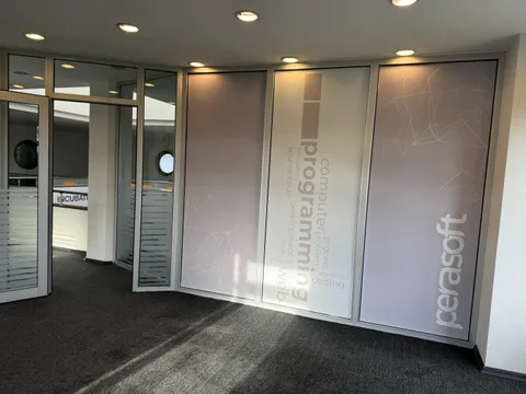 A2 Reklam tarafından İstanbul'da üretilen ofis kumlama folyoları uygulaması - örnek proje fotoğrafı.