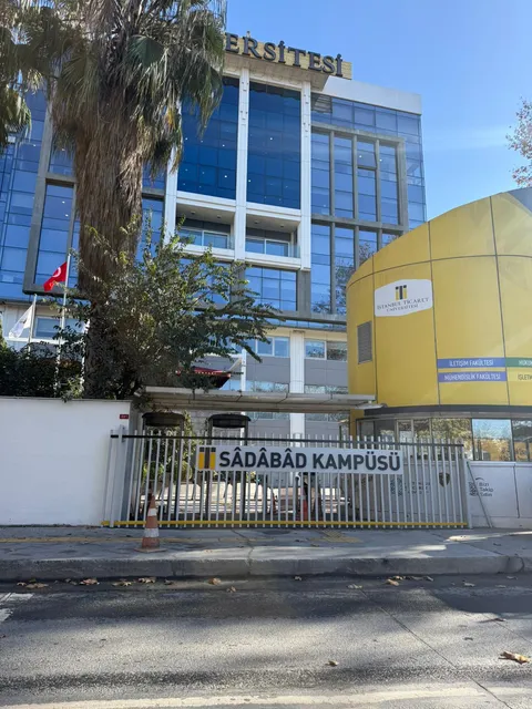A2 Reklam tarafından İstanbul'da üretilen paslanmaz harfler uygulaması - örnek proje fotoğrafı.