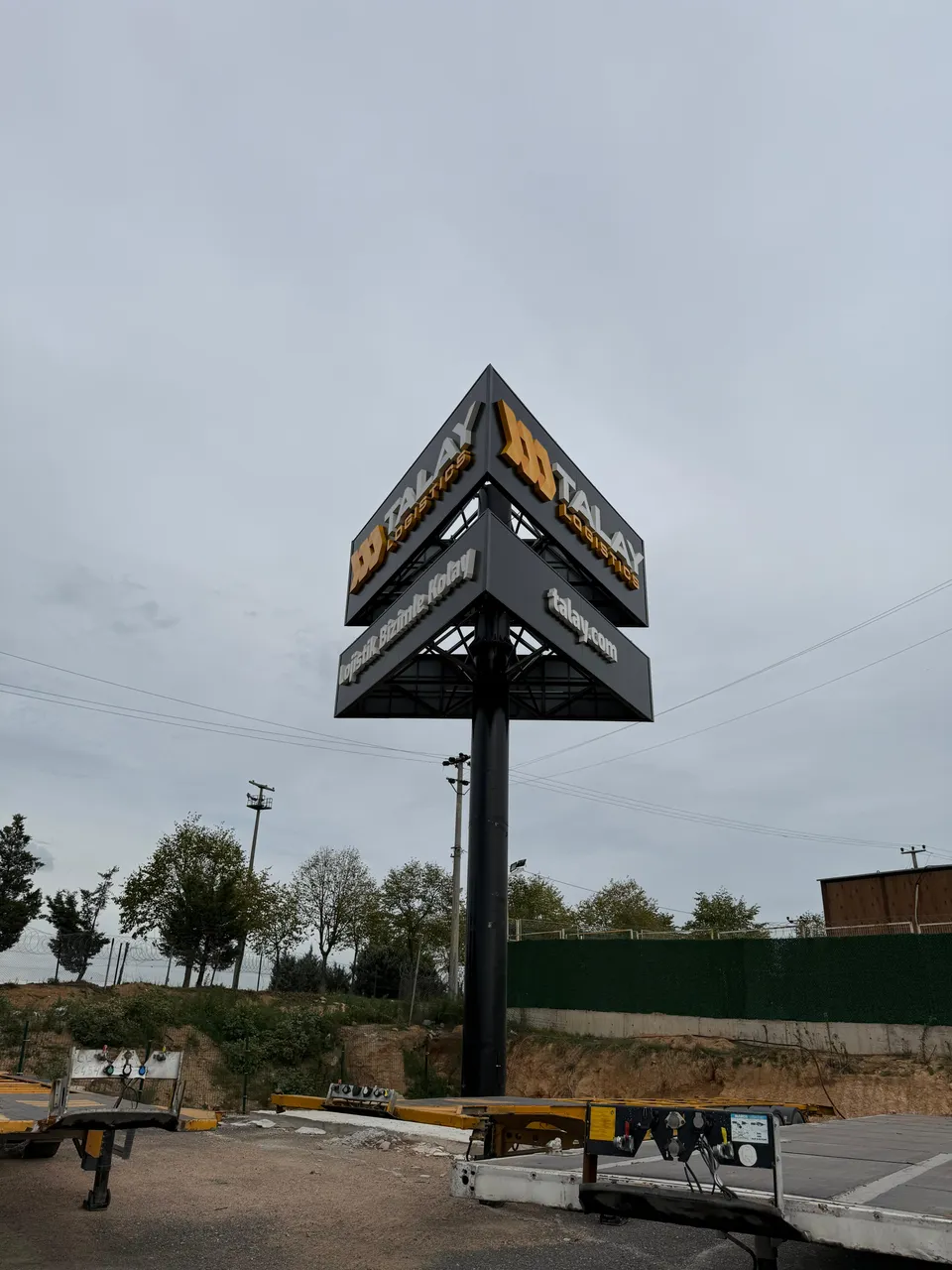 A2 Reklam tarafından İstanbul'da üretilen totem tabela uygulaması - örnek proje fotoğrafı.