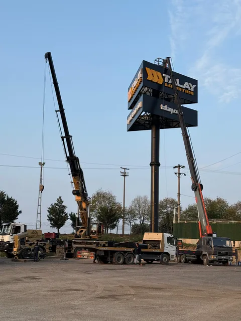 A2 Reklam tarafından İstanbul'da üretilen totem tabela uygulaması - örnek proje fotoğrafı.