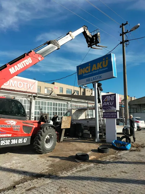 A2 Reklam tarafından İstanbul'da üretilen totem tabela uygulaması - örnek proje fotoğrafı.