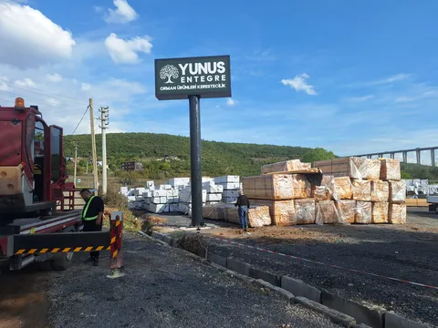 A2 Reklam tarafından İstanbul'da üretilen totem tabela uygulaması - örnek proje fotoğrafı.